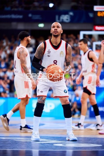 Shabazz Napier (8; FC Bayern Basketball) wirft auf den Korb