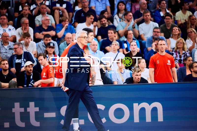 Coach und Spieler in Aktion