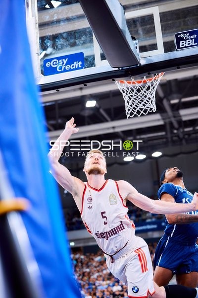Niels Giffey (5, FC Bayern Basketball) springt zum Korb