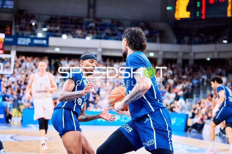 Michael Weathers (20; MLP Academics Heidelberg) dribbelt den Ball