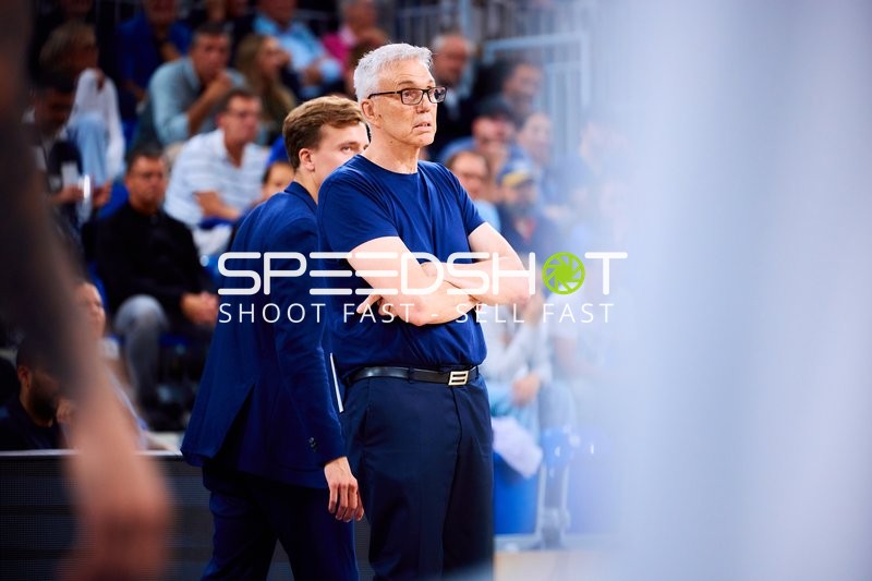 Coach Gordon Herbert (cheftrainer; FC Bayern Basketball) an der Seitenlinie