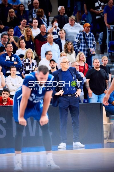 Coach und Spieler in Aktion