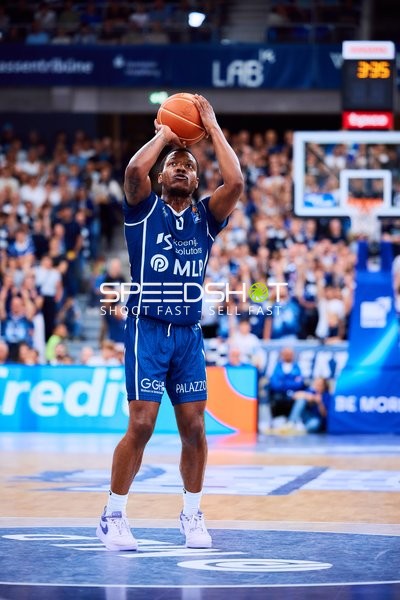 DJ Horne (0; MLP Academics Heidelberg) wirft auf den Korb