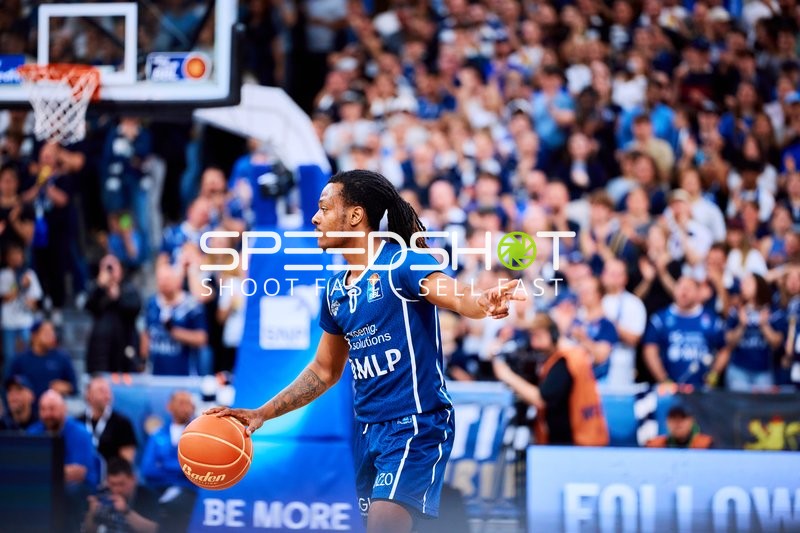 DJ Horne (0; MLP Academics Heidelberg) dribbelt den Ball