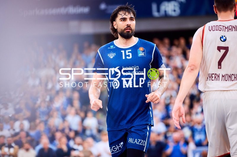 Center Marcel Keßen (15; MLP Academics Heidelberg) in Position