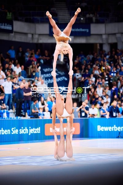 Akrobatik-Show auf dem Court