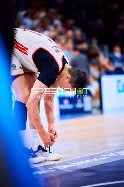 Spieler bindet Schnürsenkel