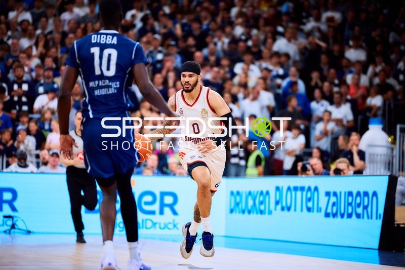 Guard Nick Weiler-Babb (0; FC Bayern Basketball) dribbelt