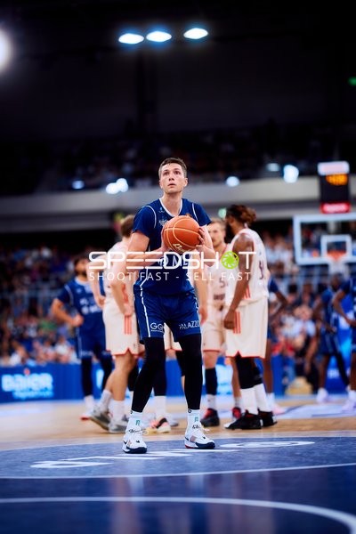 Ryan Mikesell (33; MLP Academics Heidelberg) wirft auf den Korb