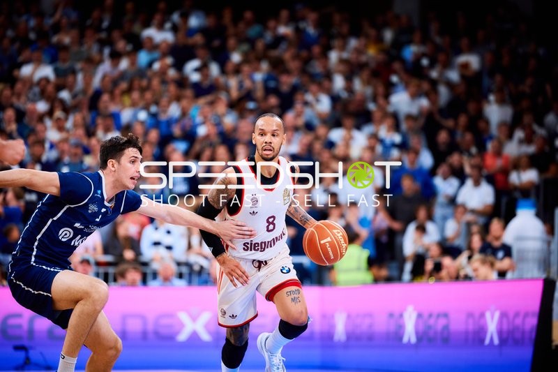 Spieler 8 dribbelt, 3 verteidigt