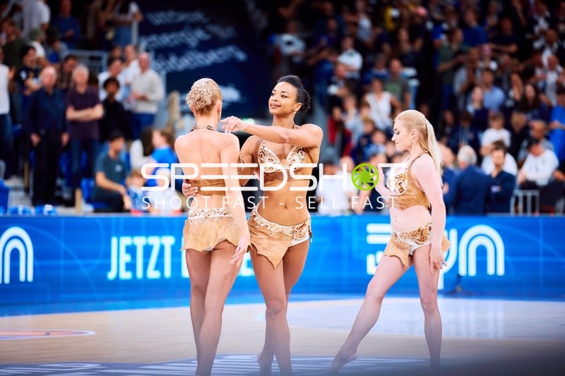 Cheerleader auf dem Court