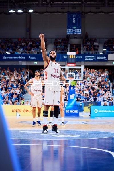 Spieler in Position auf dem Court