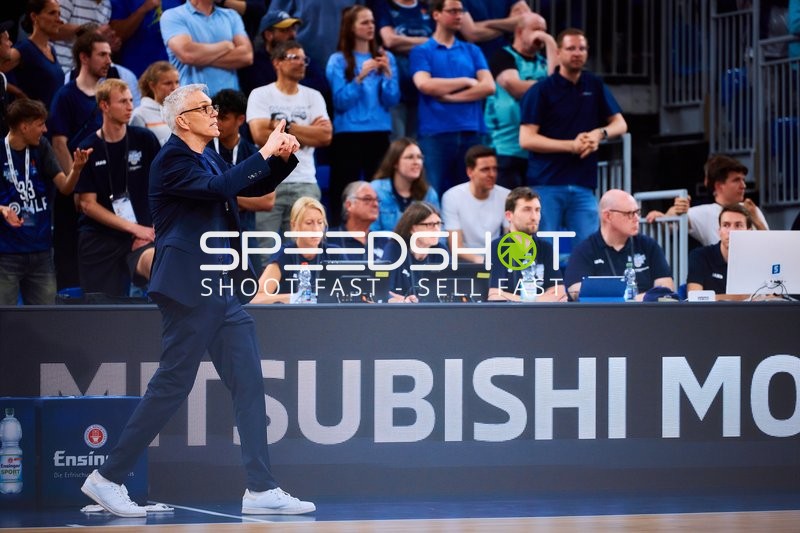 Coach Gordon Herbert (cheftrainer; FC Bayern Basketball) an der Seitenlinie