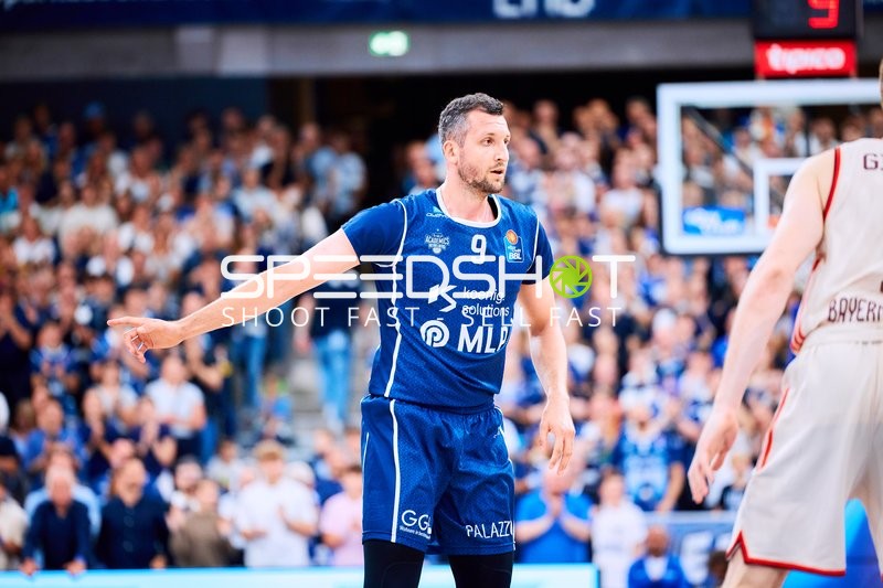 Defensive Aktion Paul Zipser (9; MLP Academics Heidelberg)