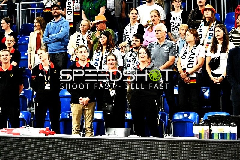 DBB Offizielle an Seitenlinie