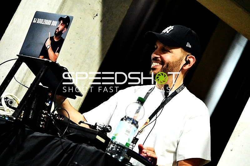 Offizielle Person am DJ-Pult