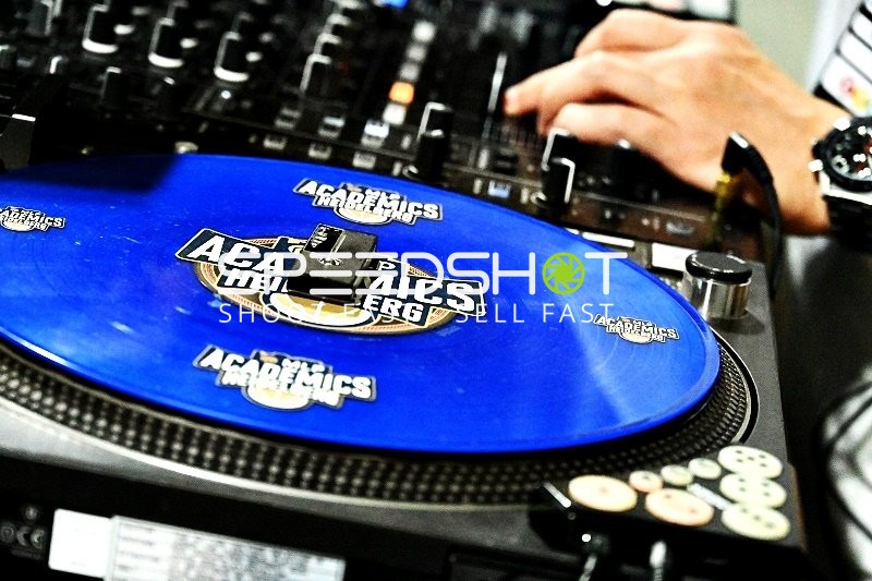 DJ an den Turntables