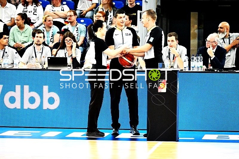 Schiedsrichter vor Spiel