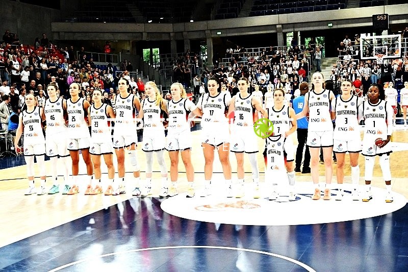 Deutsche Damen in Position