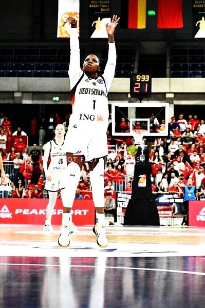 Alexis Peterson (1; Deutsche Basketball Damen-Nationalmannschaft) wirft Korb