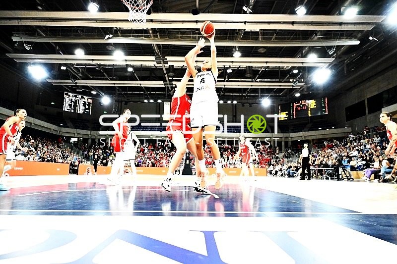 Spielerin wirft auf Korb