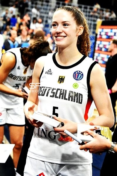 Hilke Feldrappe (5; Deutsche Basketball Damen-Nationalmannschaft) nach Spiel