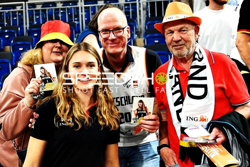 Lina Falk (22; Deutsche Basketball Damen-Nationalmannschaft) mit Fans
