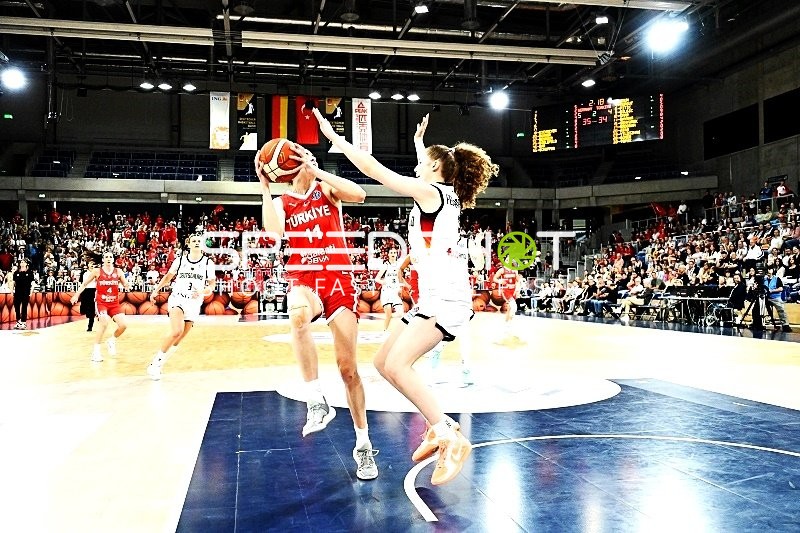 Spielerinnen kämpfen um Ball