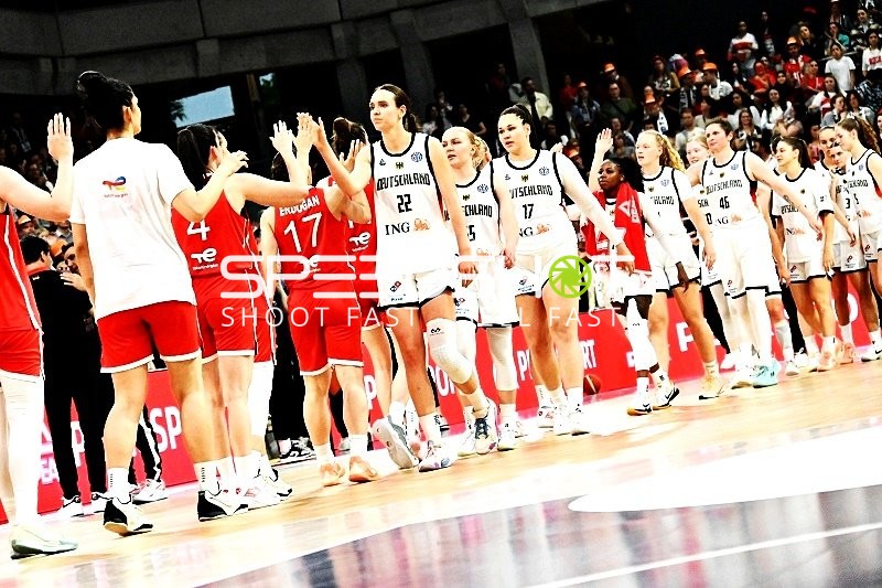 Spieler begrüßen sich auf dem Court