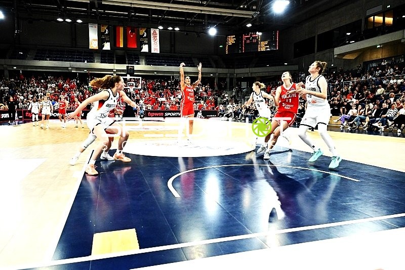 Spielerinnen kämpfen um Ball