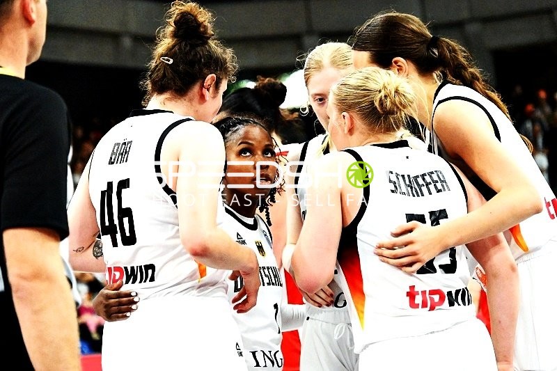 Teamgespräch auf dem Court