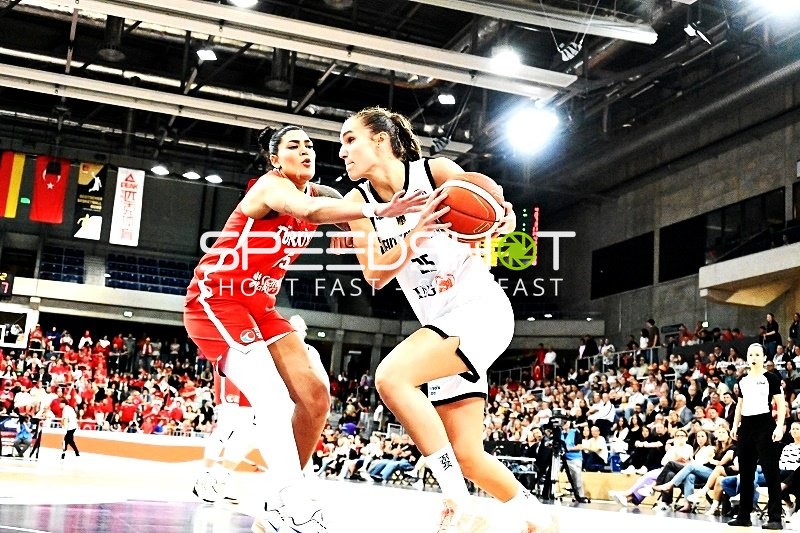 Spieler in Ball-Aktion