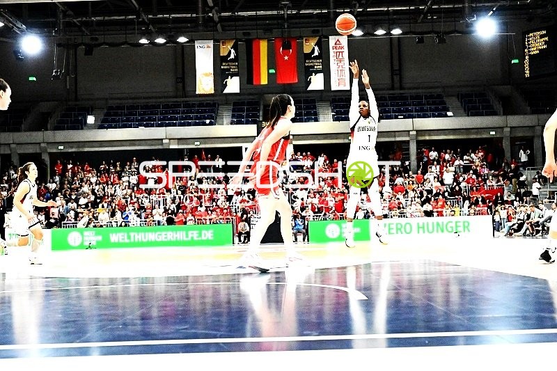 Spieler wirft auf den Korb