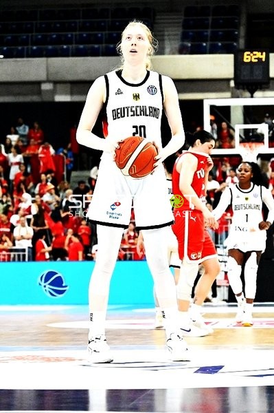 Frieda Bühner (20; Deutsche Basketball Damen-Nationalmannschaft) wirft Korb