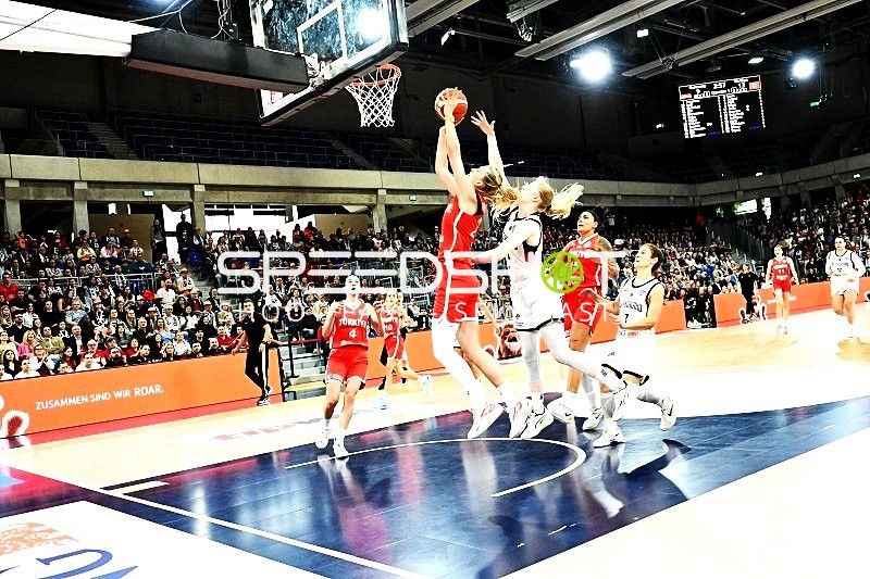 Spielerinnen am Korb