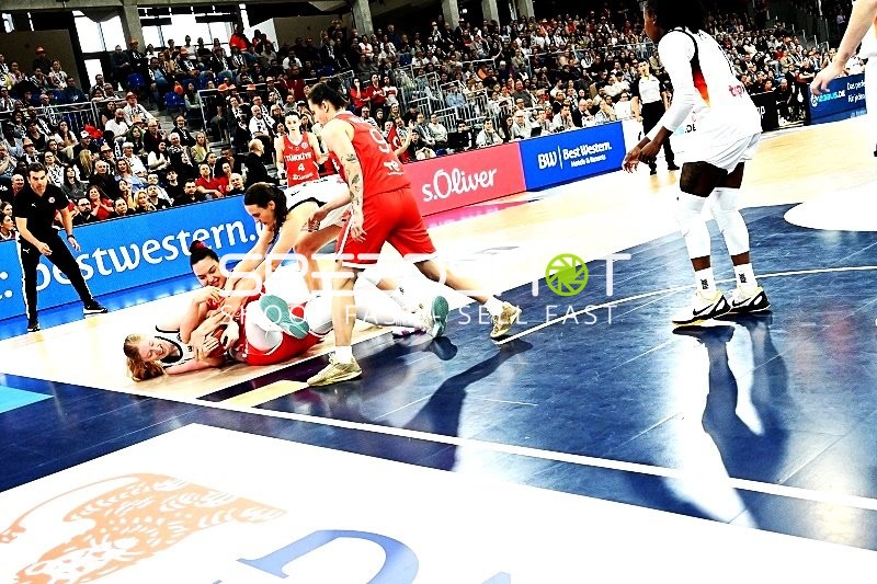 Spieler kämpfen um Ball