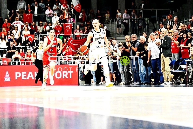 Jessika Schiffer (55; Deutsche Basketball Damen-Nationalmannschaft) dribbelt den Ball