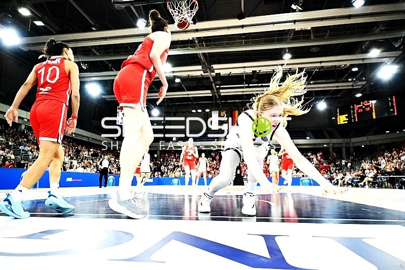 Spieler kämpfen um Ball