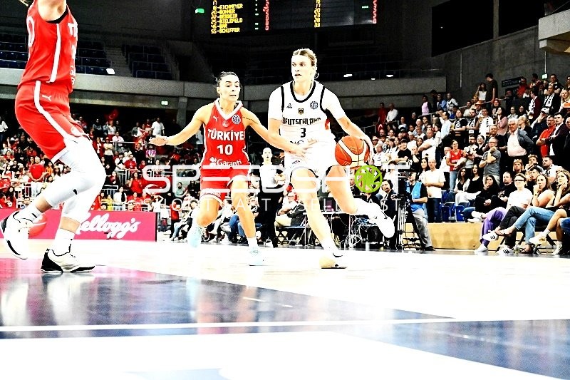 Alexandra Wilke (3; Deutsche Basketball Damen-Nationalmannschaft) dribbelt den Ball