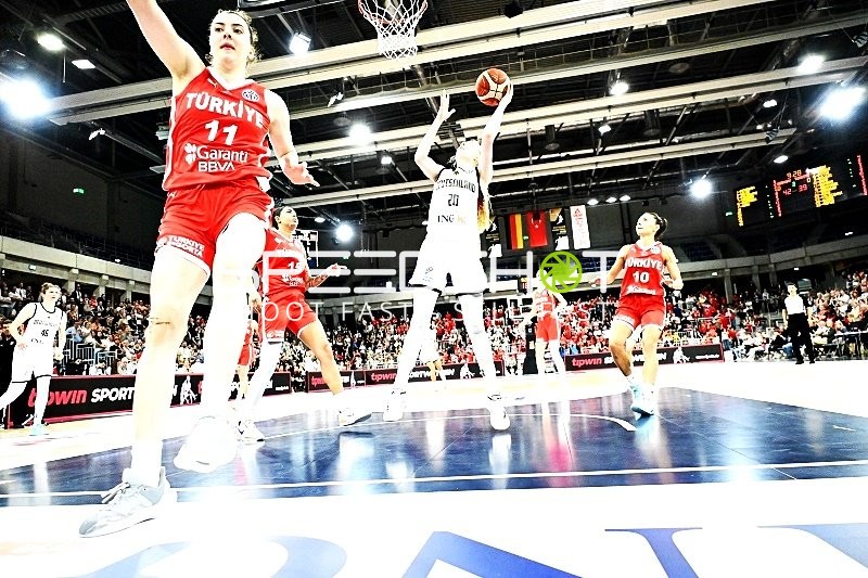 Basketballspiel auf dem Court