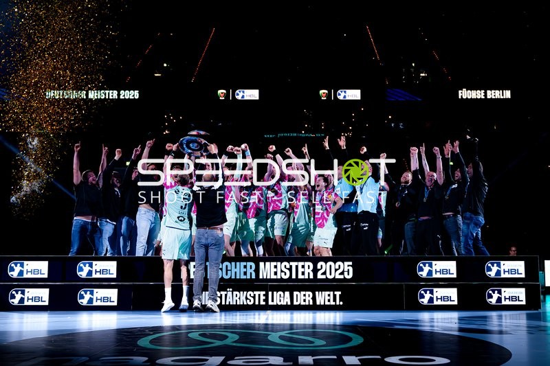 Mannschaft feiert Meisterschaft