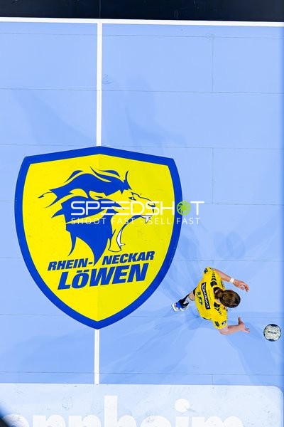 Spieler dribbelt den Ball