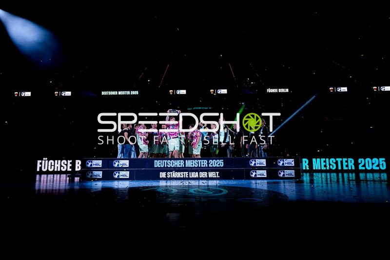 Mannschaft feiert Meisterschaft