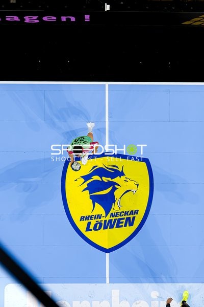 Spieler mit Ball in Halle