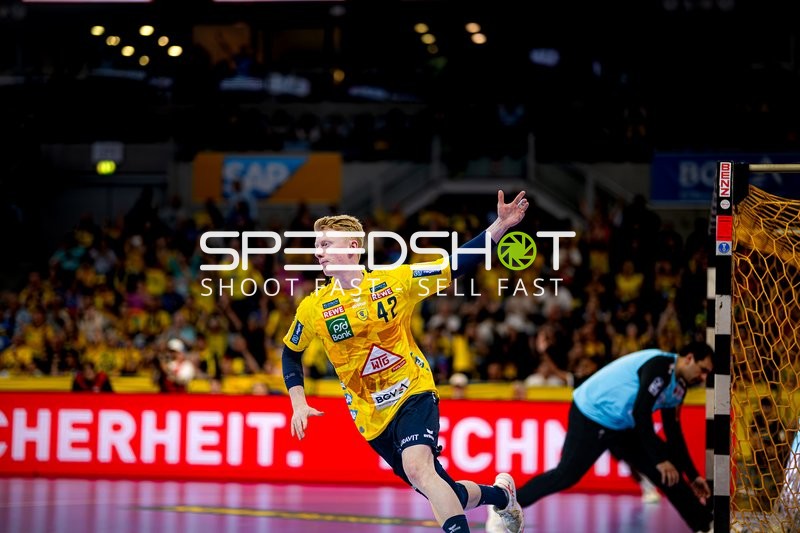 Spieler Jon Lindenchrone Andersen (42; Rhein Neckar Löwen) wirft aufs Tor