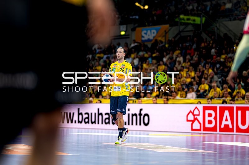 Handball I Olle Forsell-Schefvert (25; Rhein Neckar Löwen) hält Ball