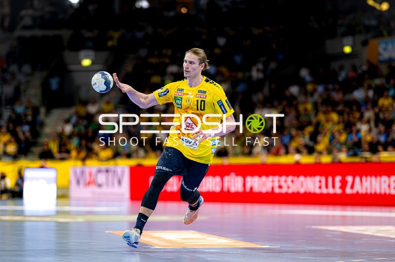 Juri Knorr wirft aufs Tor