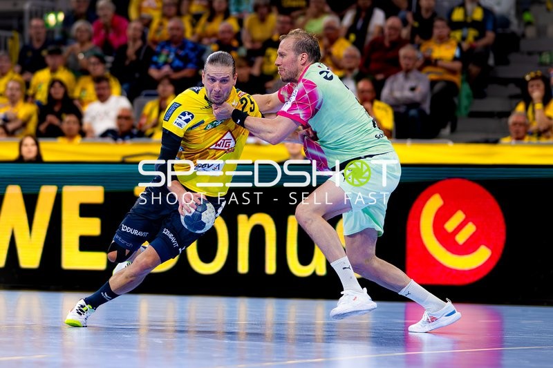 Spieler kämpfen um Ball