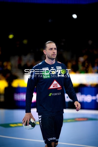 Spieler mit Ball in der Halle