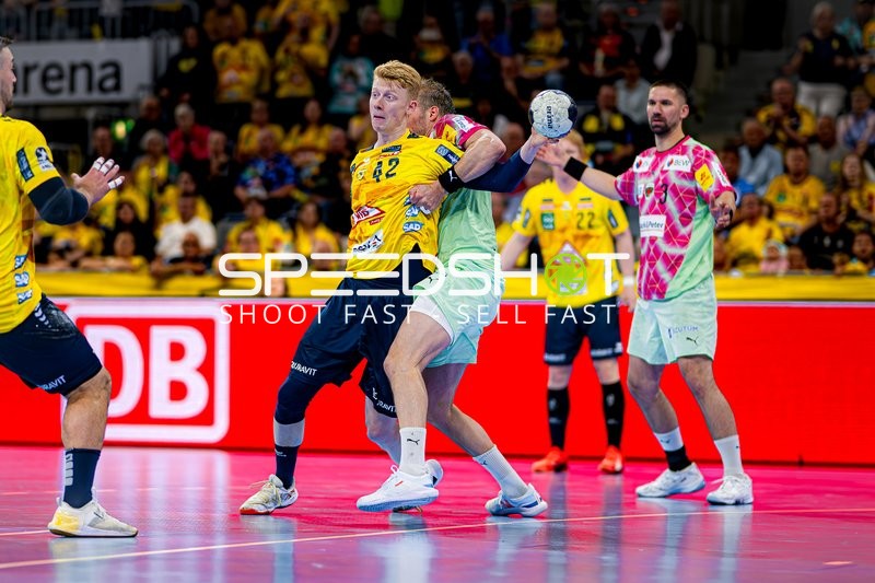 Spieler kämpfen um Ball